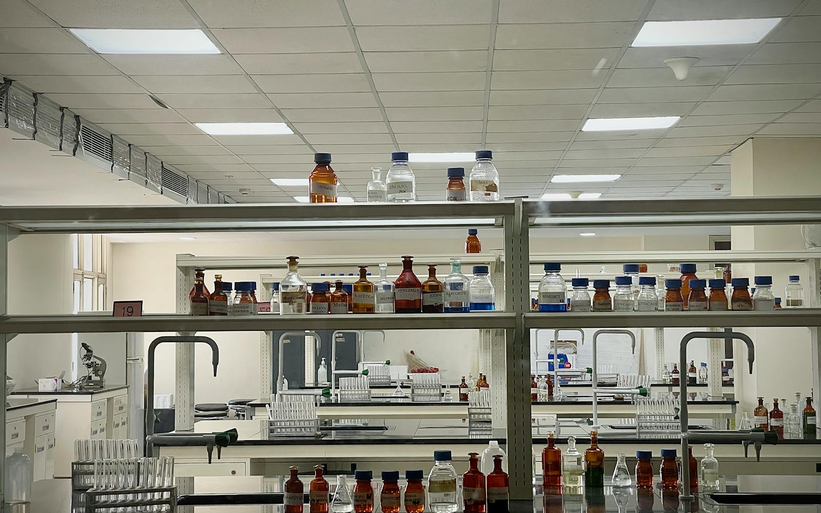 Industria farmaceutică și laboratoare chimice