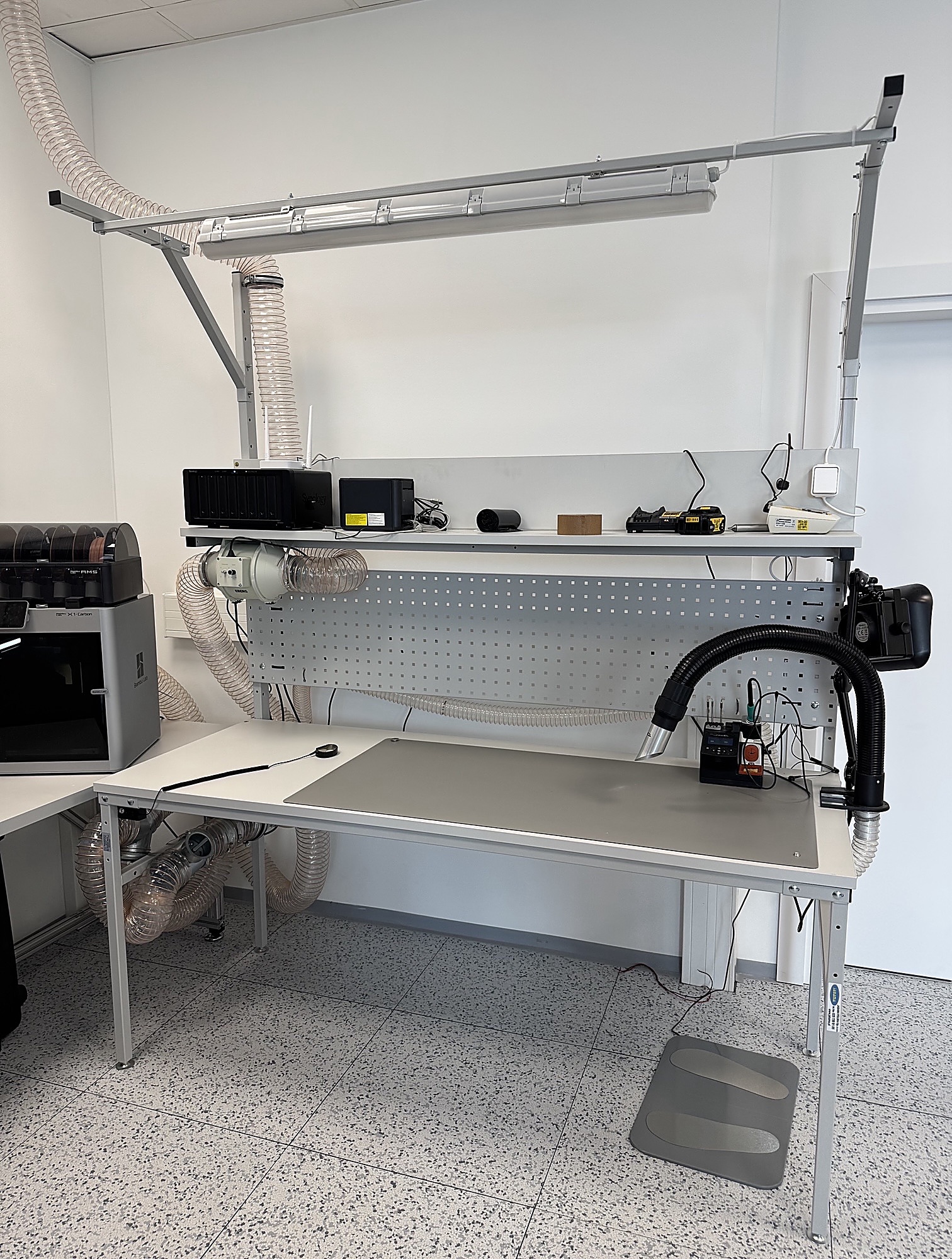 Stație ESD Jabama la client cu extractor de fum și imprimantă 3D